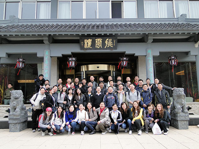 2011。04。30黃山之旅（晨拍——晨起的我們，個(gè)個(gè)張大嘴巴，原來心里想著“俺要吃”V.jpg